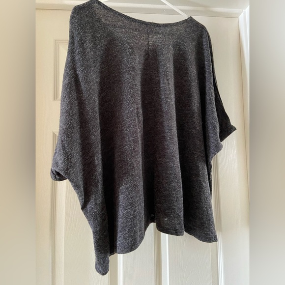 Umgee Woman’s oversized charcoal gray shortsleeved top size Small - Picture 3 of 5